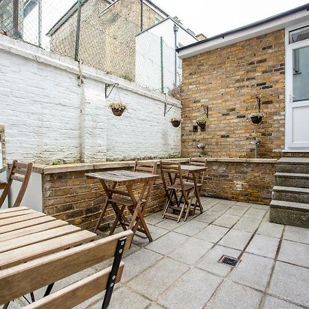 Oyo Lifestyle Golden Strand London Exterior photo