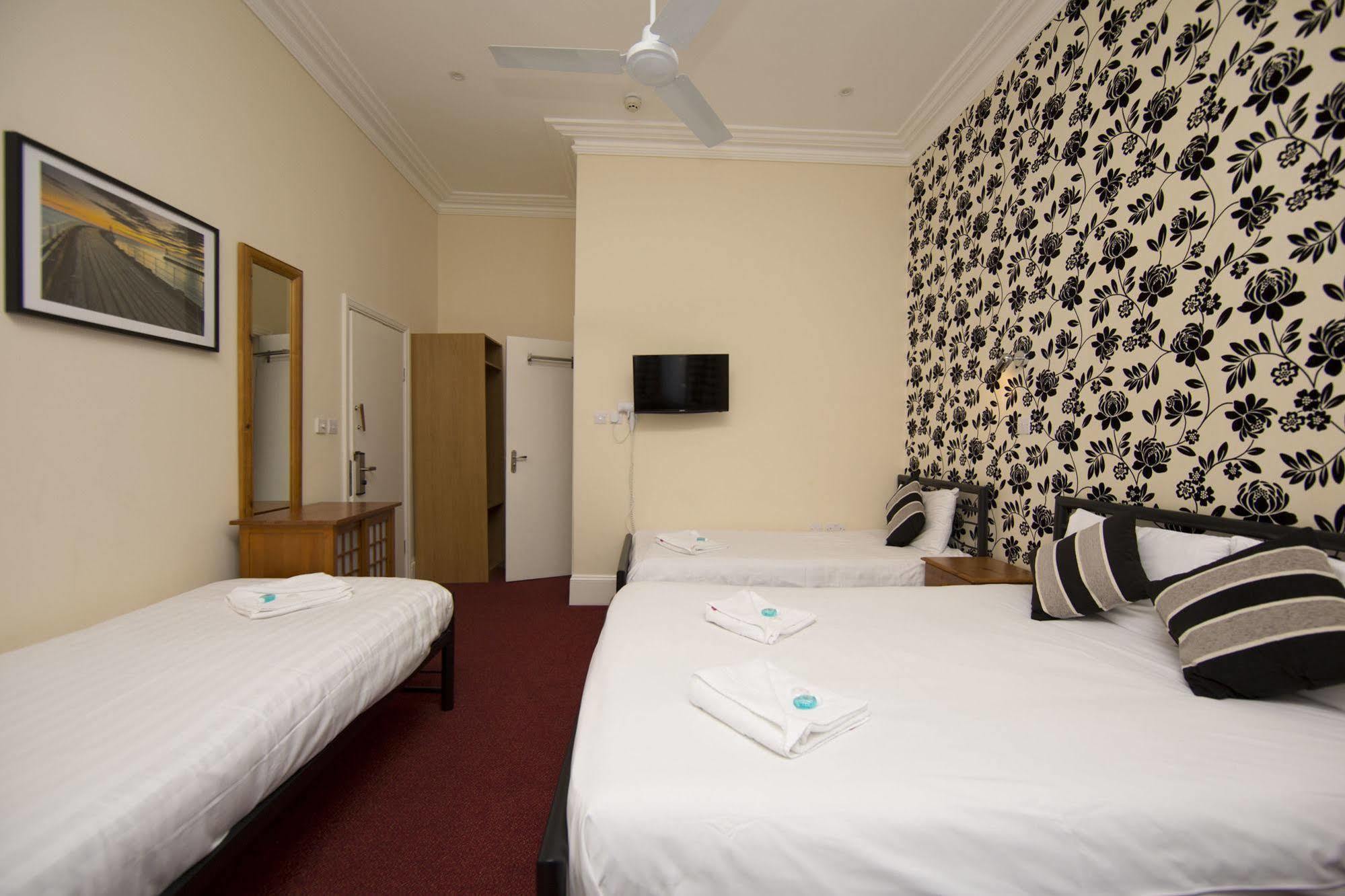 Oyo Lifestyle Golden Strand London Exterior photo