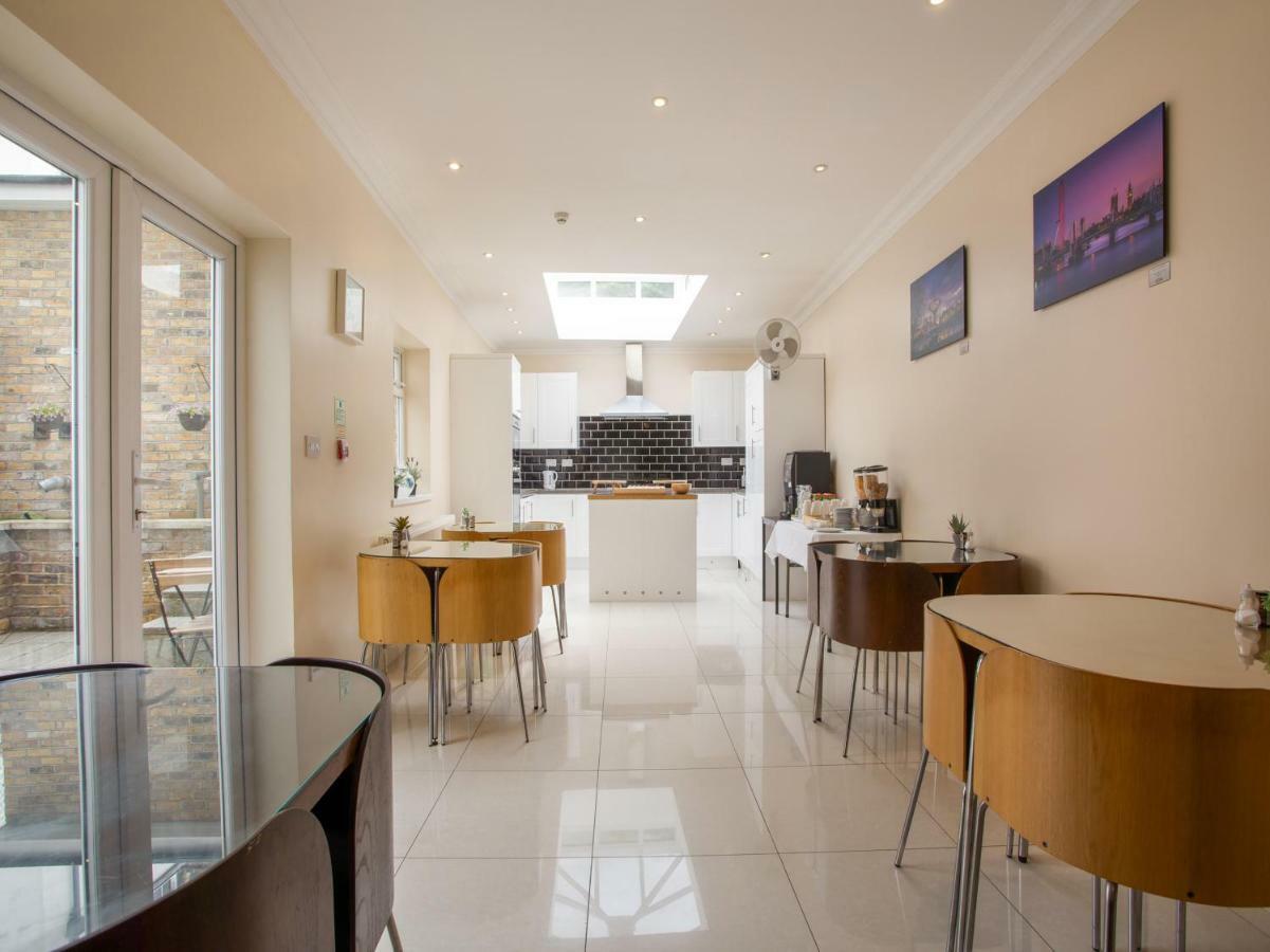 Oyo Lifestyle Golden Strand London Exterior photo