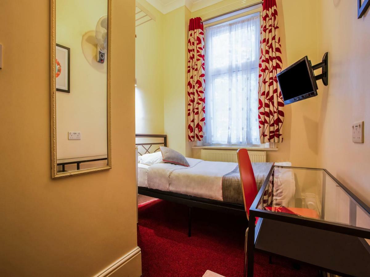 Oyo Lifestyle Golden Strand London Exterior photo